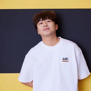 男生将78申请女生的定眼漫画
